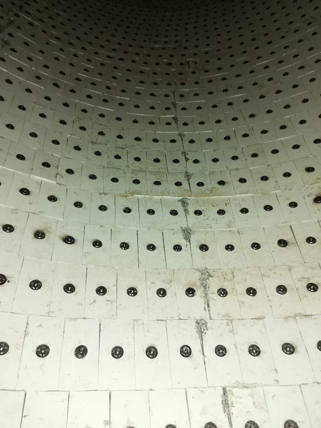 基于陶瓷衬板的磨煤机出口料斗耐磨防护技术分析