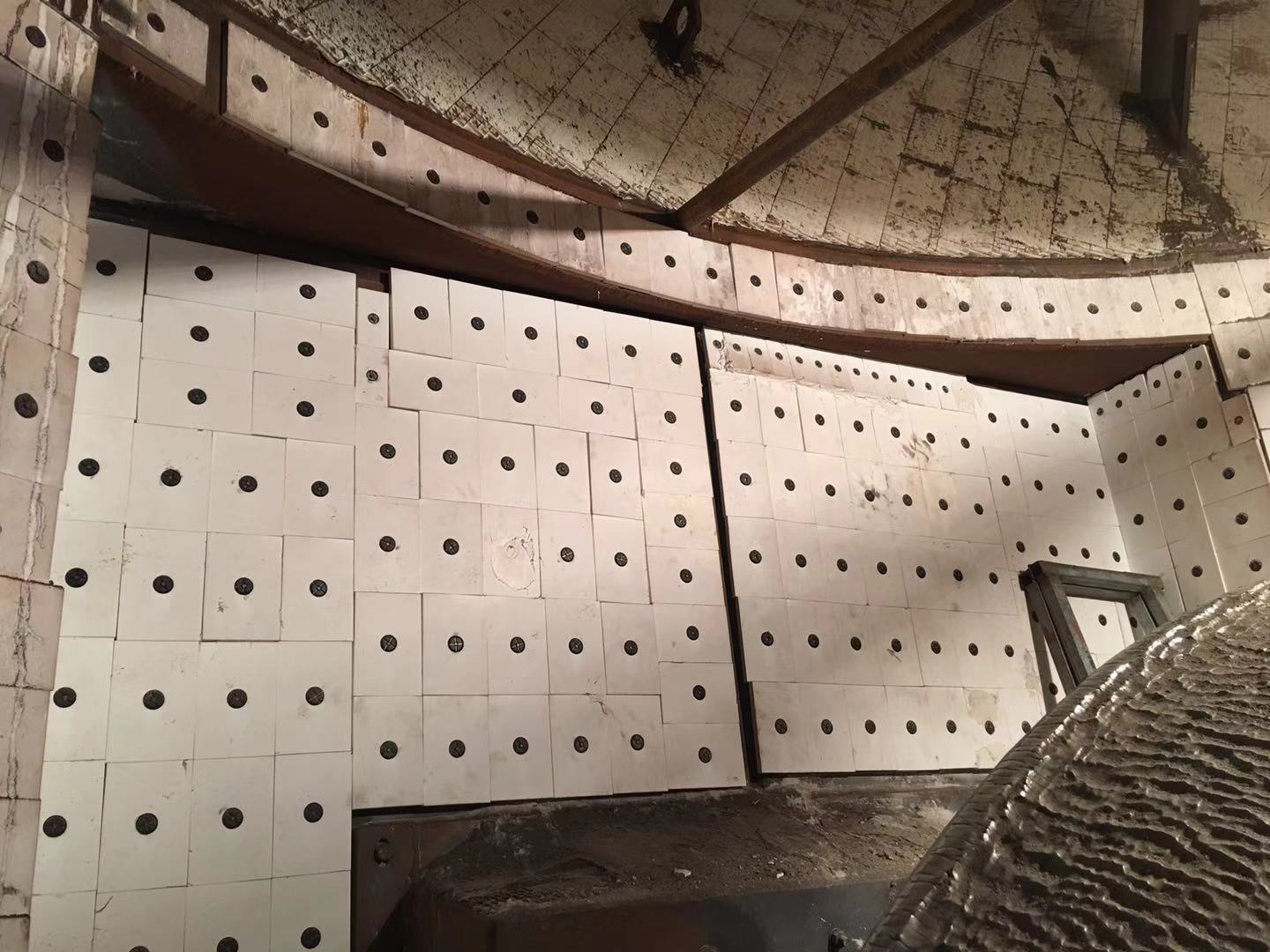 某矿山球磨机进料口下料斗陶瓷衬板防磨改造工程实践