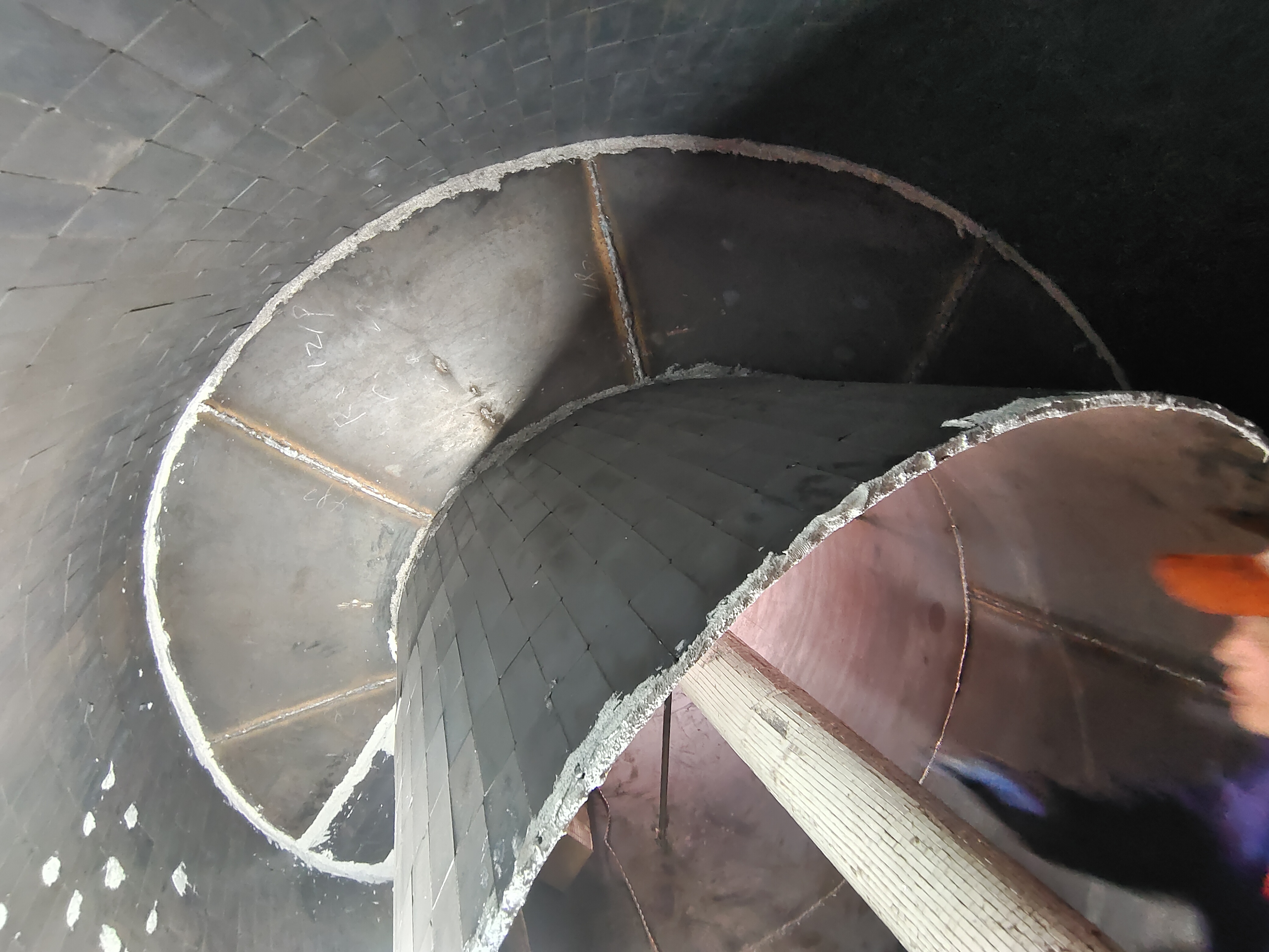 关于磁性耐磨陶瓷片在水泥厂防磨方面的治理研究方案