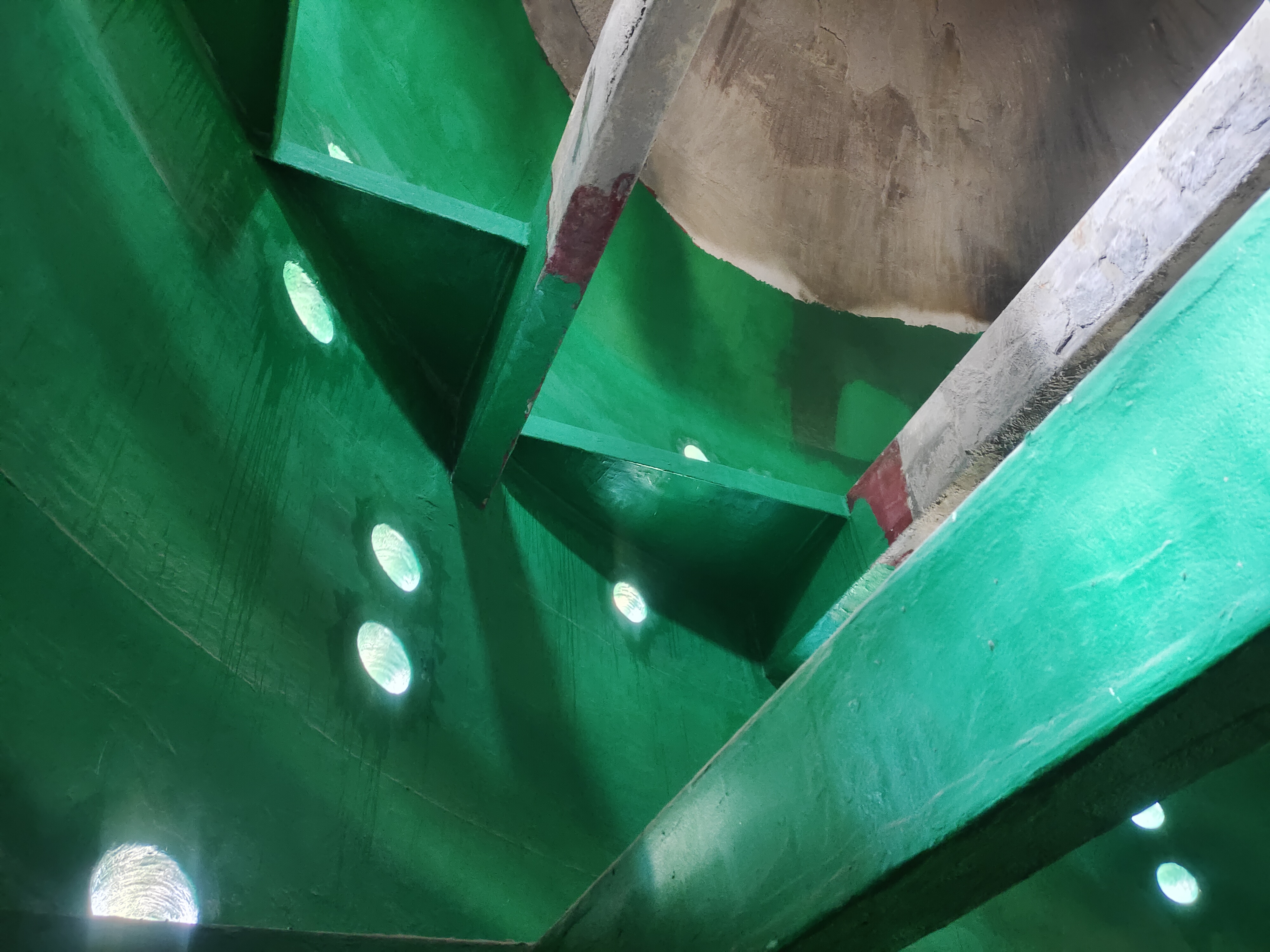 玻璃鳞片胶泥在脱硫塔防腐施工注意事项