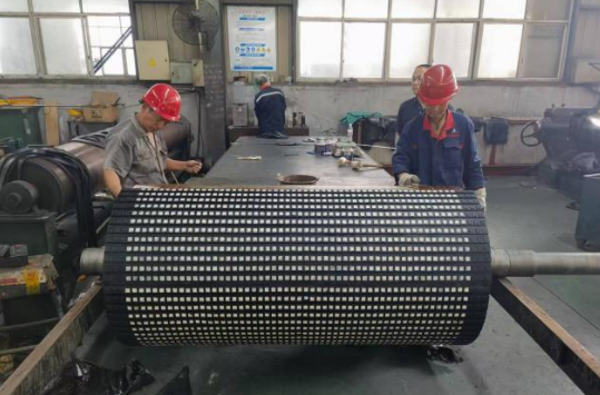 陶瓷橡胶复合板在滚筒耐磨施工中的应用机理及技术优势